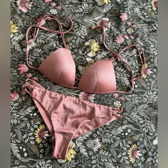 Elegant Pink Bikini Set - Picture 1 of 4
